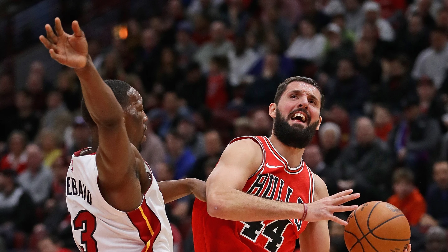 Mirotic intenta lanzar a canasta ante Adebayo Mirotic intenta lanzar a canasta ante Adebayo