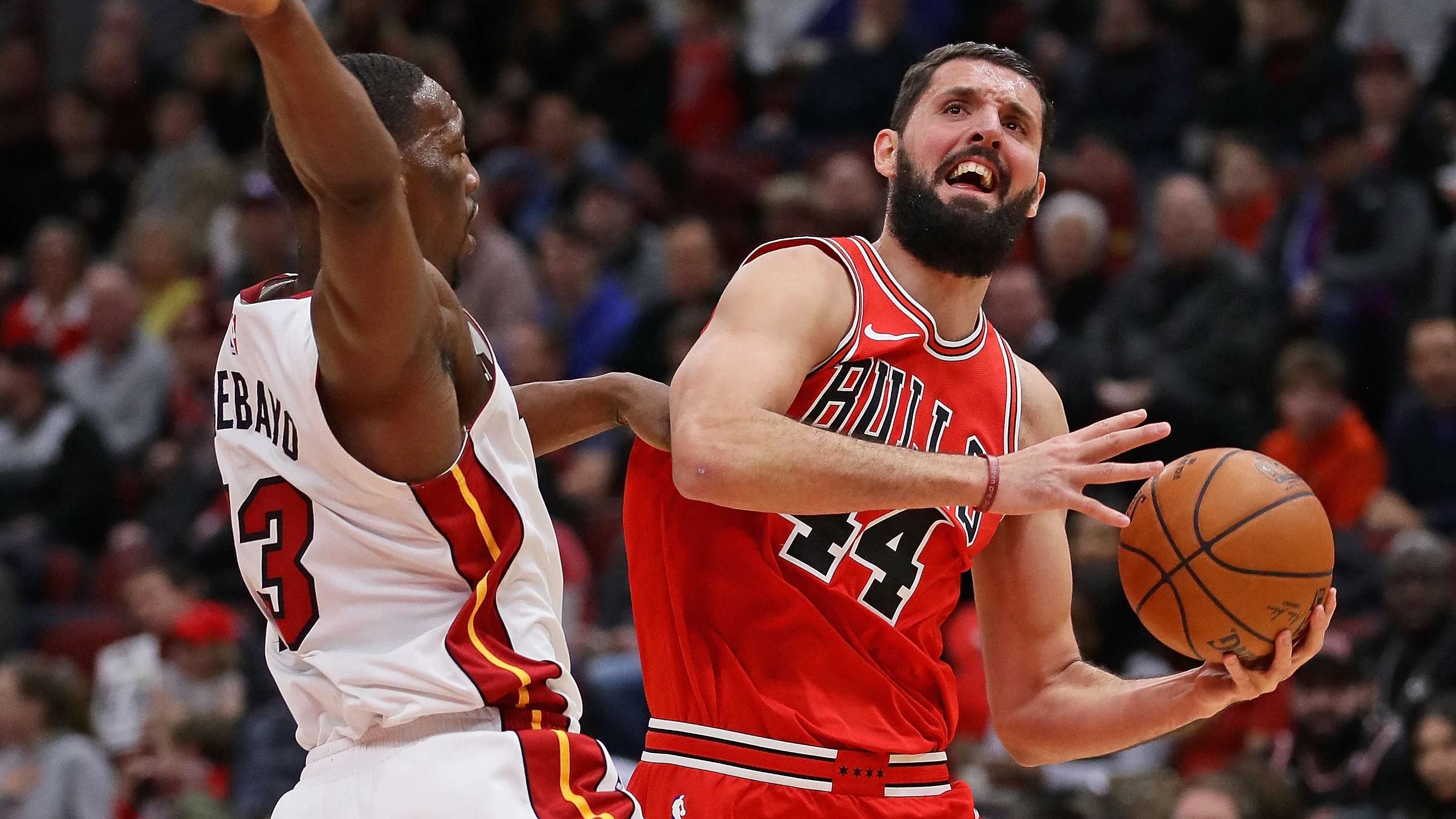 Mirotic intenta lanzar a canasta ante Adebayo