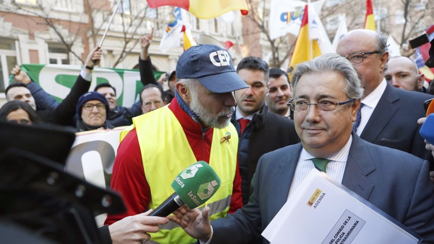 Zoido se dirige a los polic&iacute;as concentrados frente a la Direcci&oacute;n General de la Polic&iacute;a