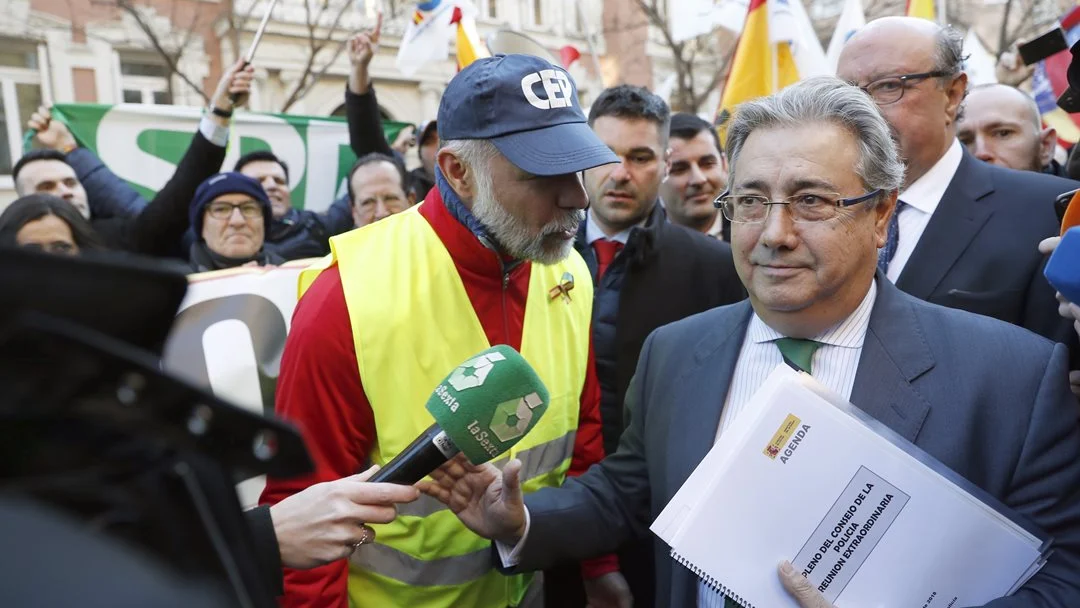 Zoido se dirige a los policías concentrados frente a la Dirección General de la Policía