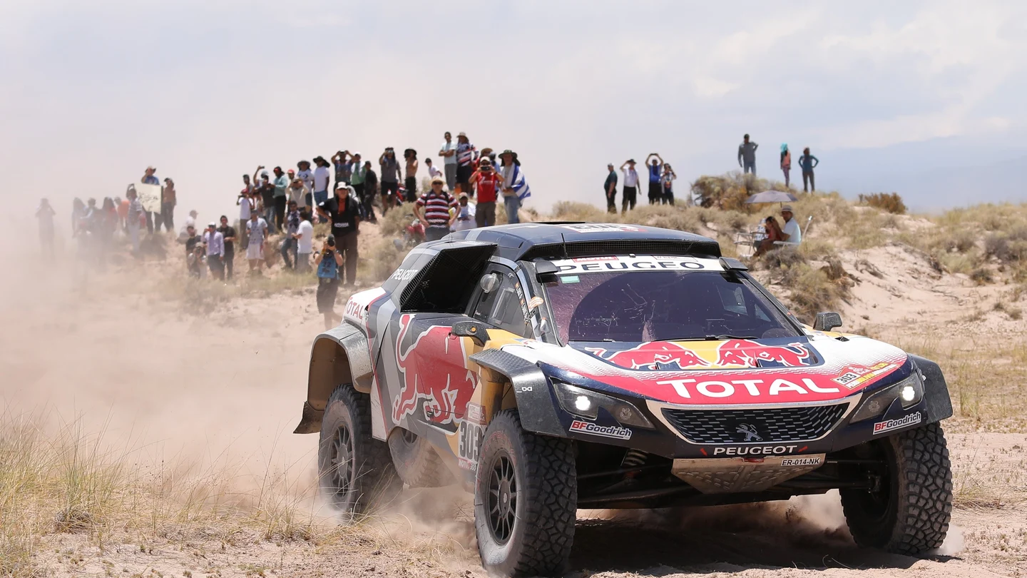 El piloto español Carlos Sainz compite durante la décima etapa del Rally Dakar, entre Salta y Belén, en Catamarca (Argentina) El piloto español Carlos Sainz compite durante la décima etapa del Rally Dakar, entre Salta y Belén, en Catamarca (Argentina)