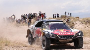 El piloto español Carlos Sainz compite durante la décima etapa del Rally Dakar, entre Salta y Belén, en Catamarca (Argentina)