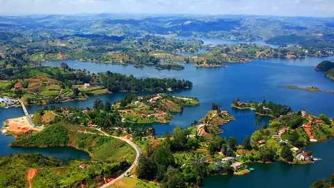 Embalse El Peñol-Guatapé Uno de los pueblos más coloridos del mundo