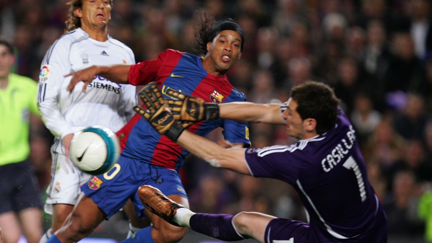 Ronaldinho bate a Casillas en un Real Madrid - Barcelona