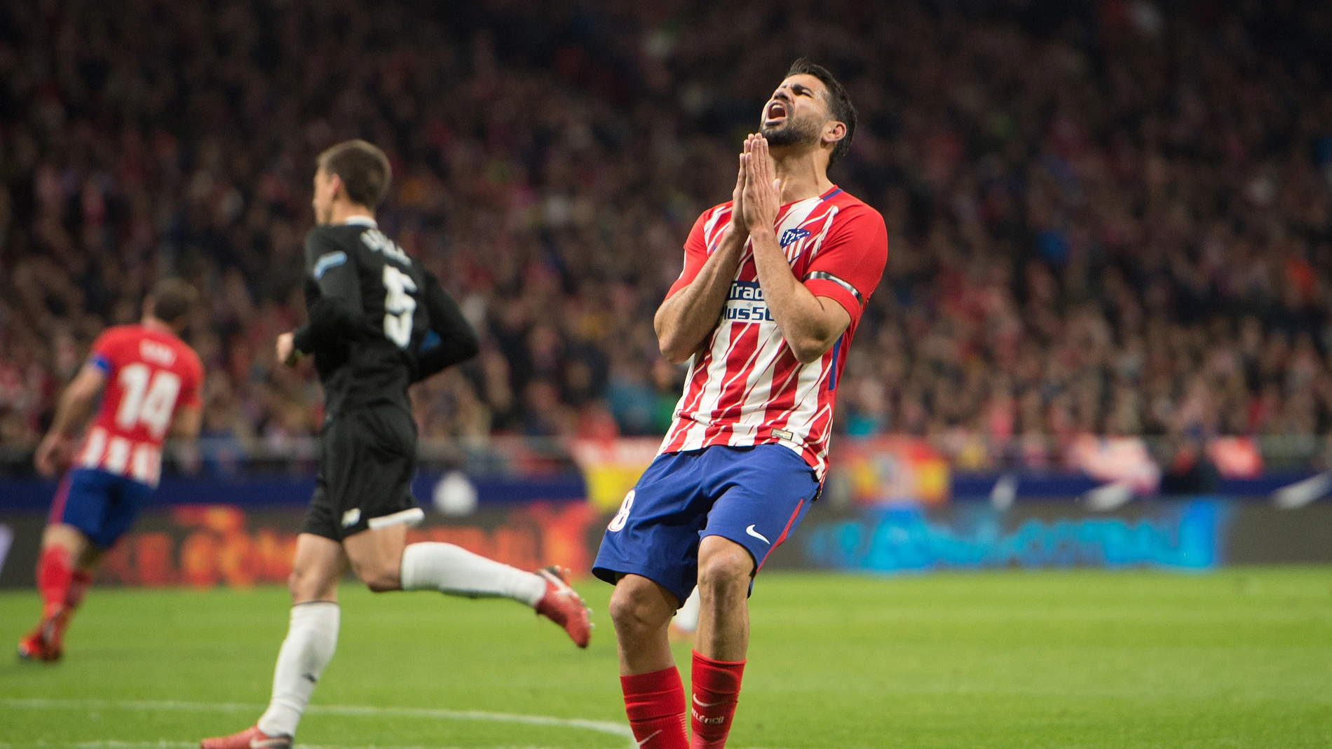 Diego Costa se lamenta en el partido ante el Sevilla