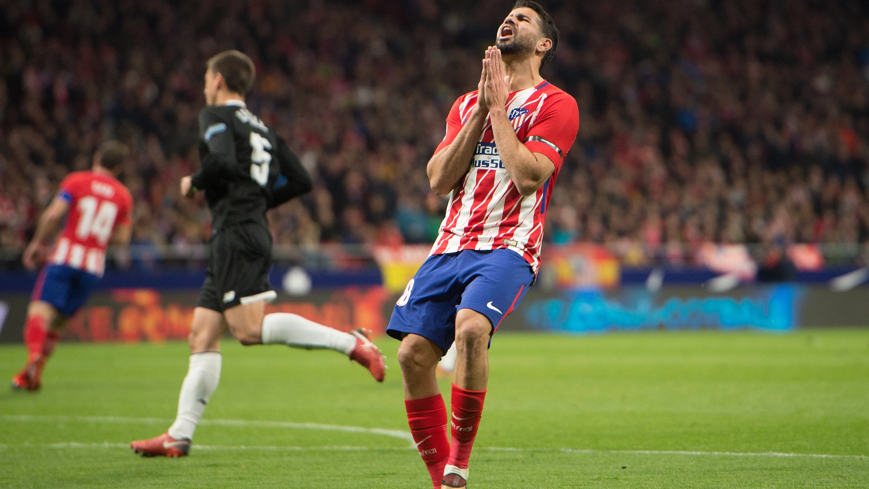 Diego Costa se lamenta en el partido ante el Sevilla Diego Costa se lamenta en el partido ante el Sevilla