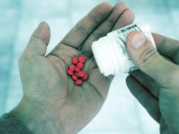 Hombre tomando pastillas Hombre tomando pastillas