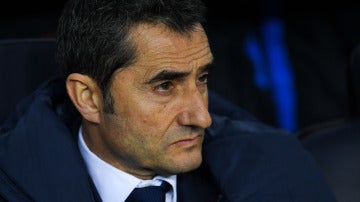 Ernesto Valverde, serio en el banquillo durante un partido del Barça