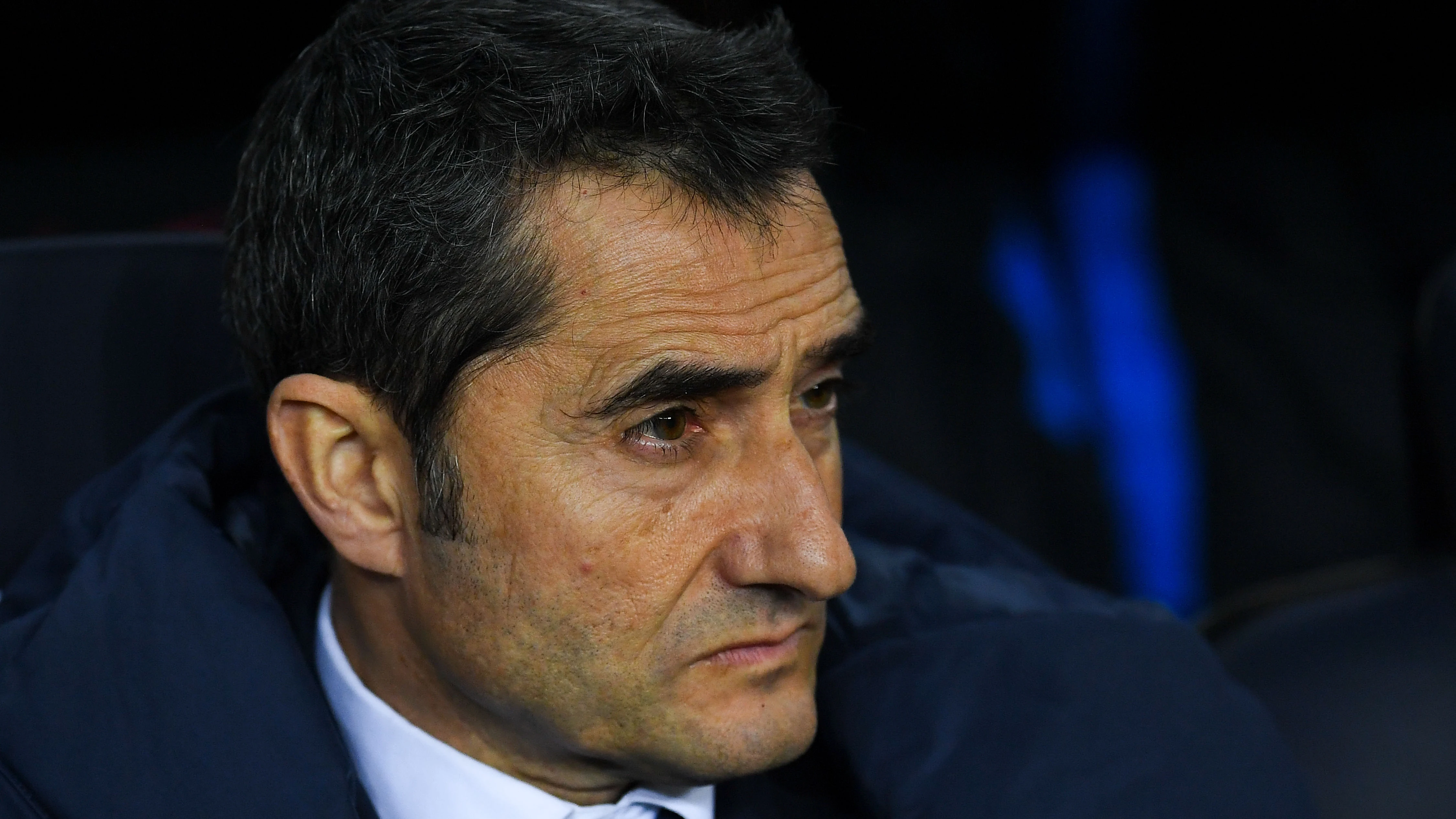 Ernesto Valverde, serio en el banquillo durante un partido del Barça