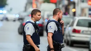 Agentes de policía caminando por Bruselas, en una imagen de archivo.