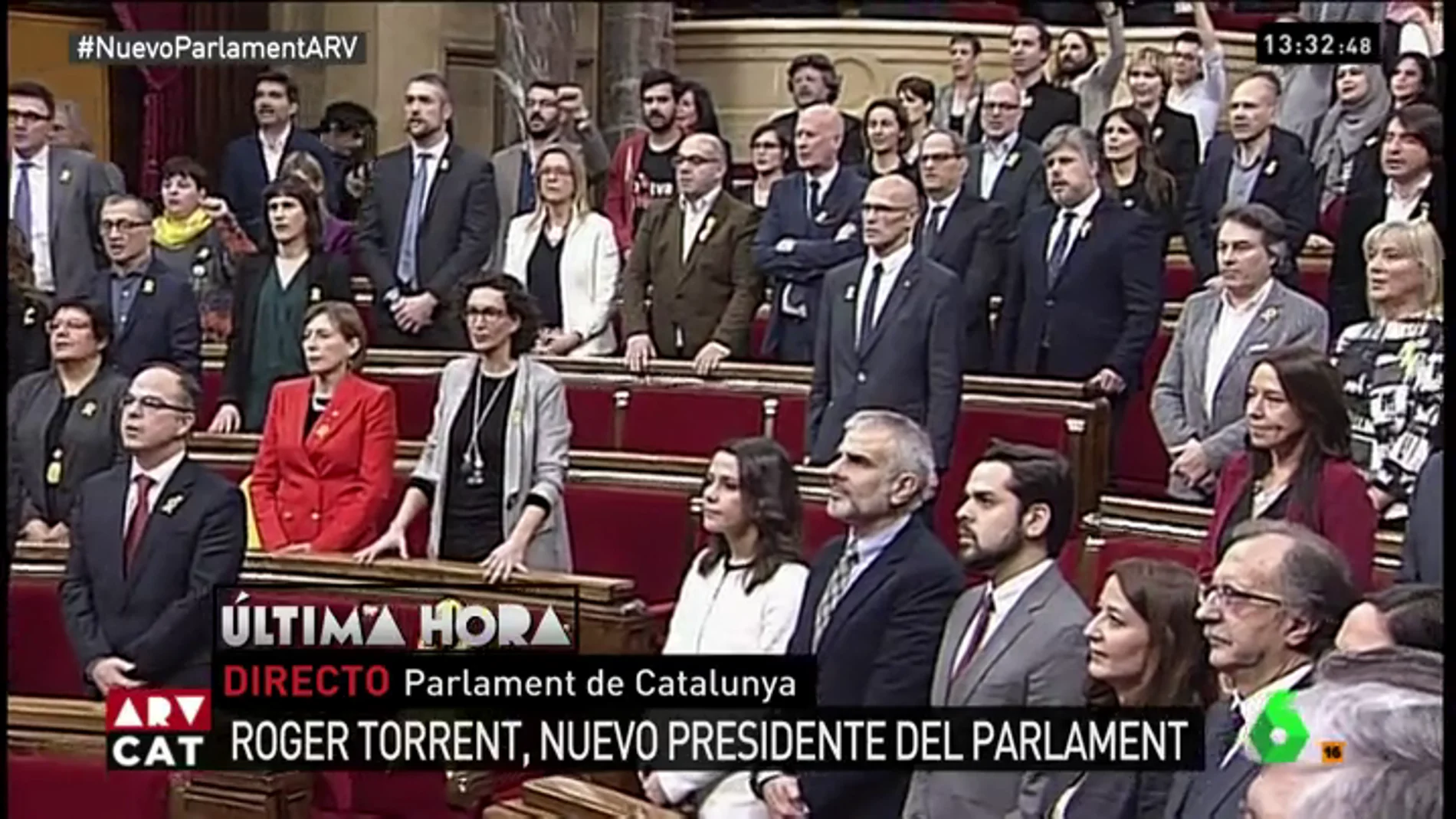Diputados del Parlament cantan Els Segadors