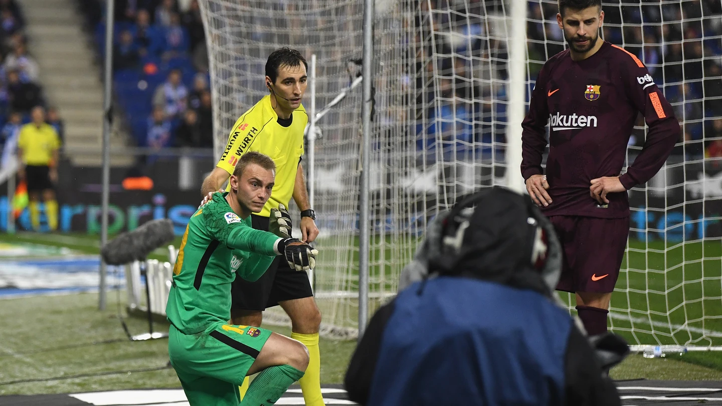 Cillessen señala al árbitro el objeto que le impactó Cillessen señala al árbitro el objeto que le impactó