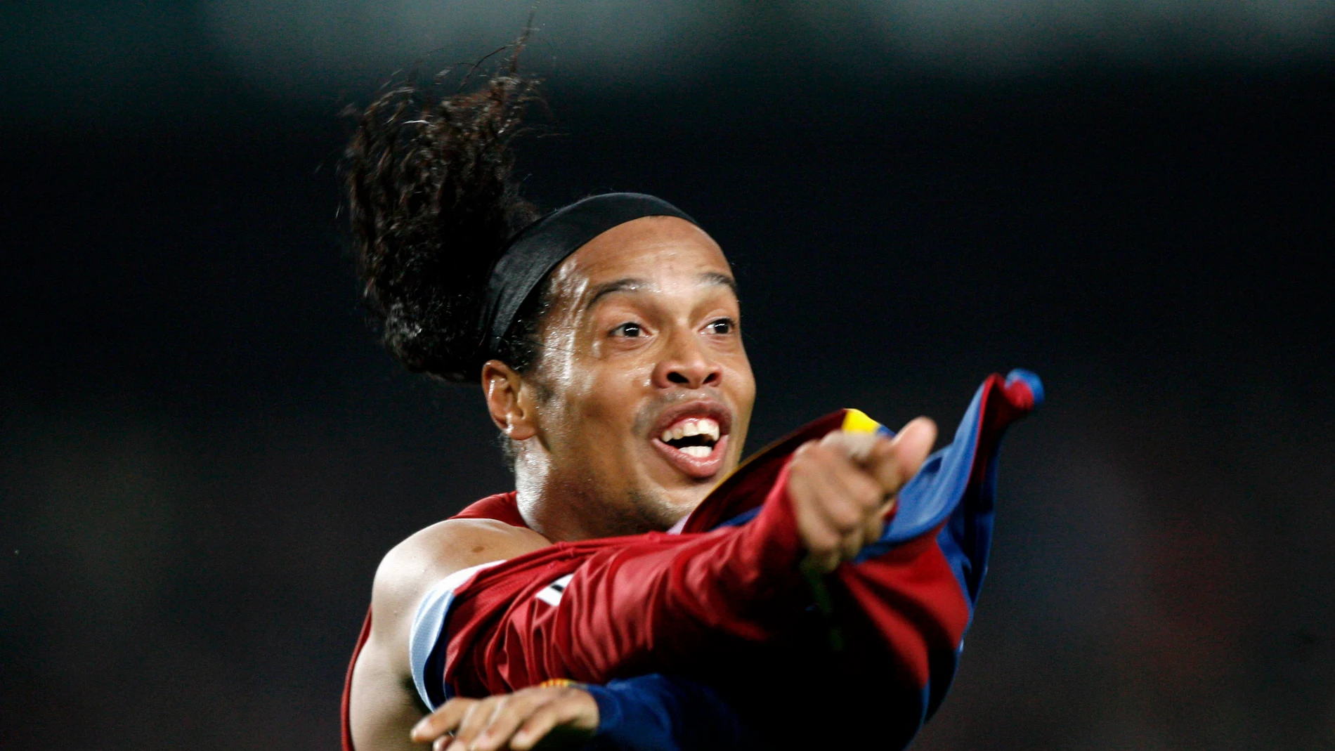 Ronaldinho celebra un gol con el Barcelona