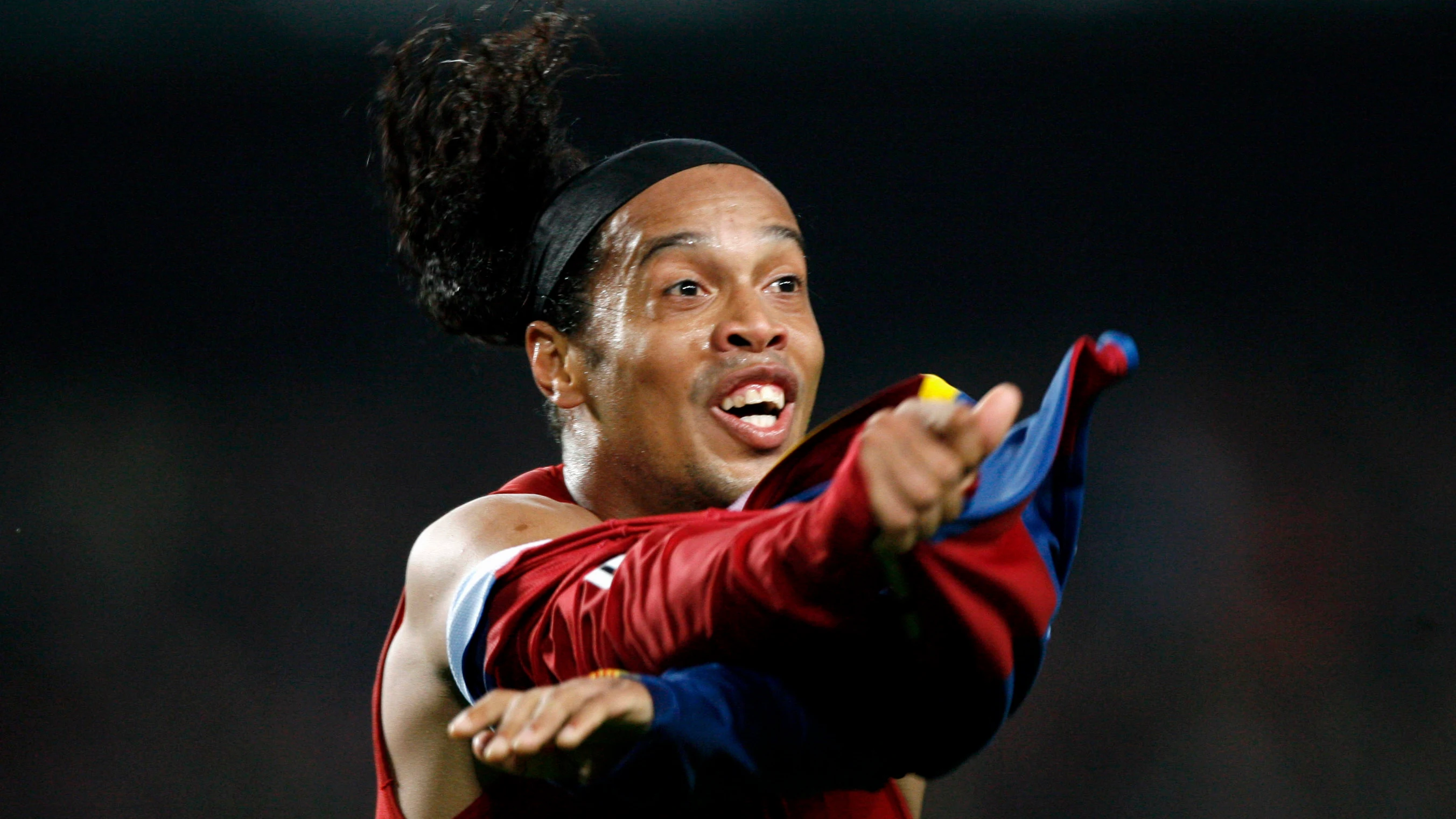 Ronaldinho celebra un gol con el Barcelona