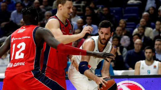 Rudy intenta pasar el balón ante la defensa de Baskonia Rudy intenta pasar el balón ante la defensa de Baskonia