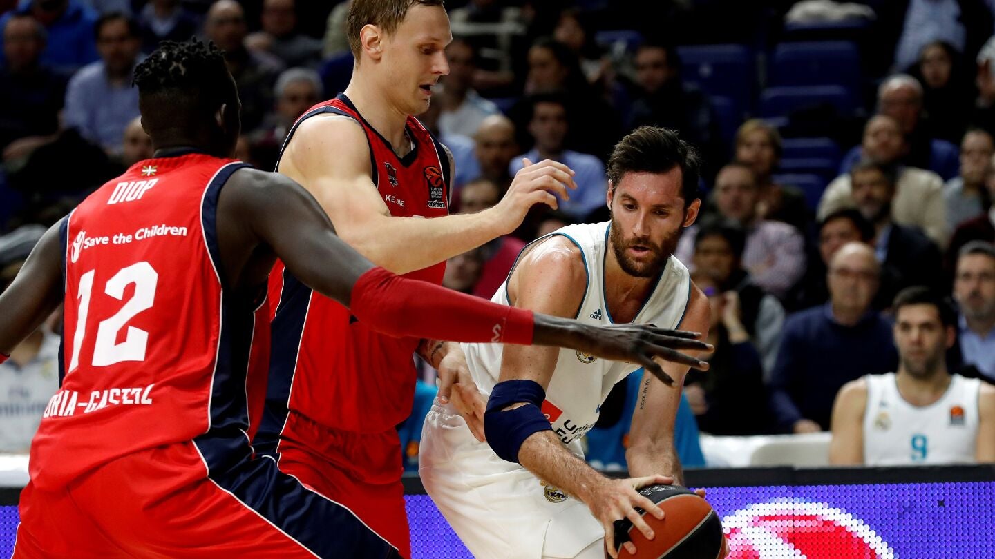Rudy intenta pasar el bal&oacute;n ante la defensa de Baskonia