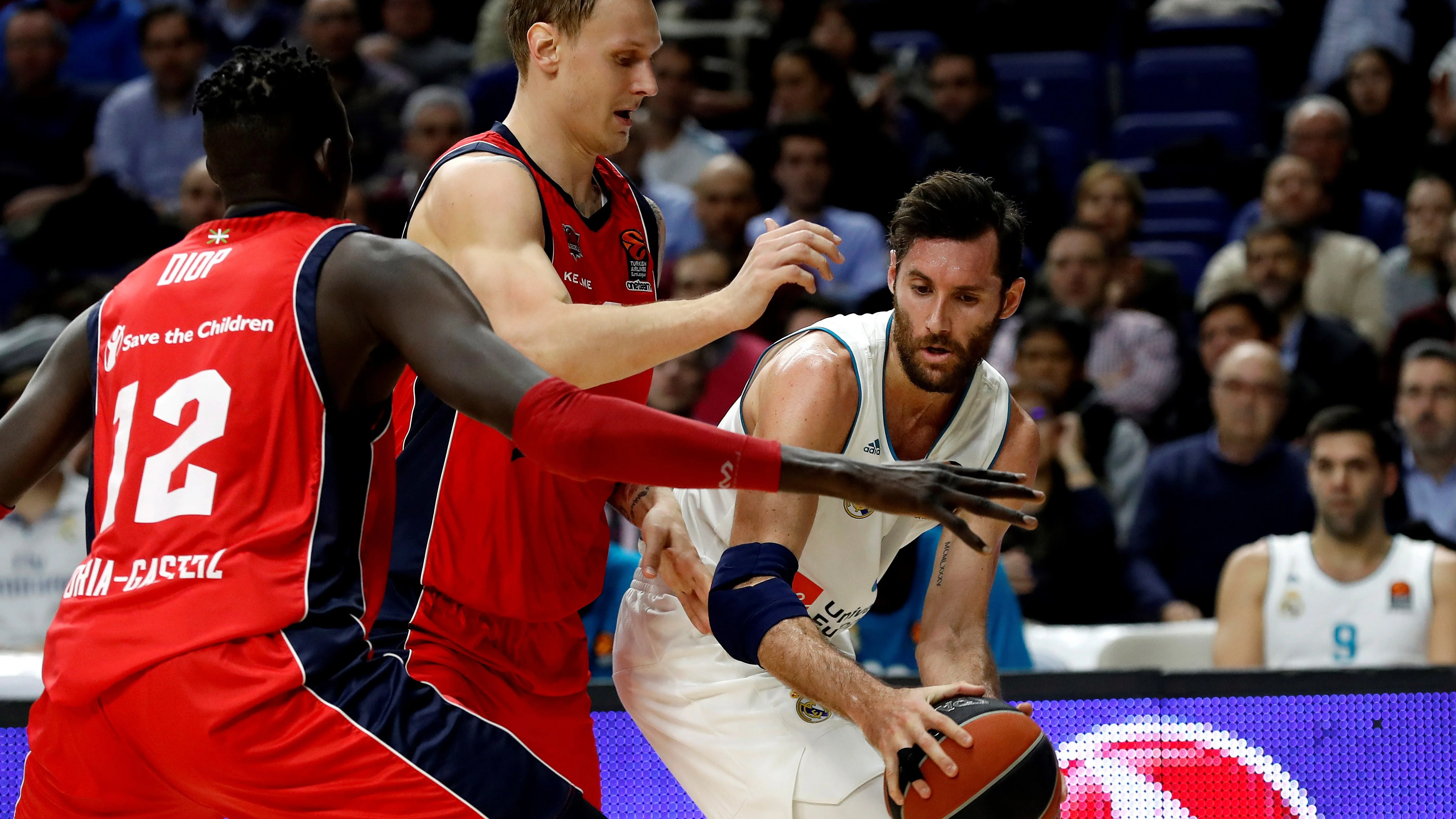 Rudy intenta pasar el balón ante la defensa de Baskonia