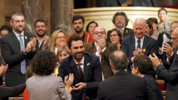 El nuevo presidente del Parlament, Roger Torrent, recibe la felicitación de sus compañeros