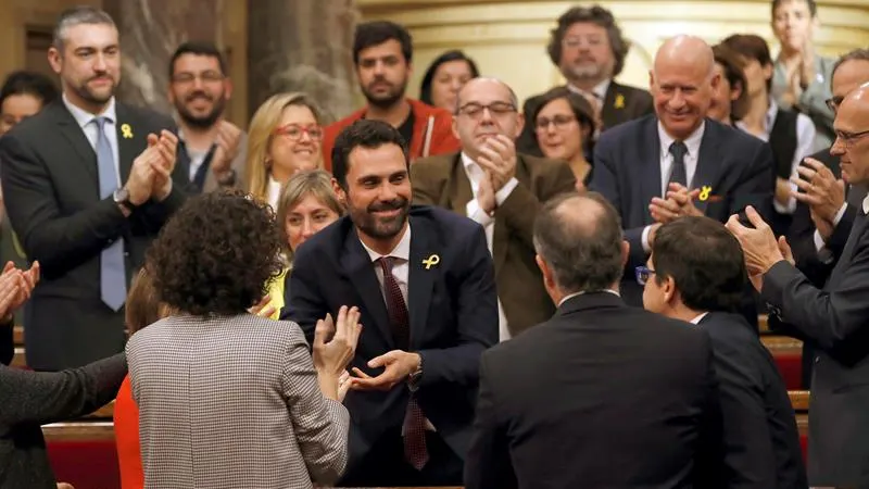 El nuevo presidente del Parlament, Roger Torrent, recibe la felicitación de sus compañeros