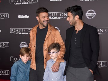 Ricky Martin junto a su marido y sus dos hijos Ricky Martin junto a su marido y sus dos hijos