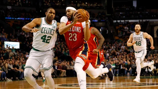 Anthony Davis entra a canasta ante la defensa de Al Horford Anthony Davis entra a canasta ante la defensa de Al Horford