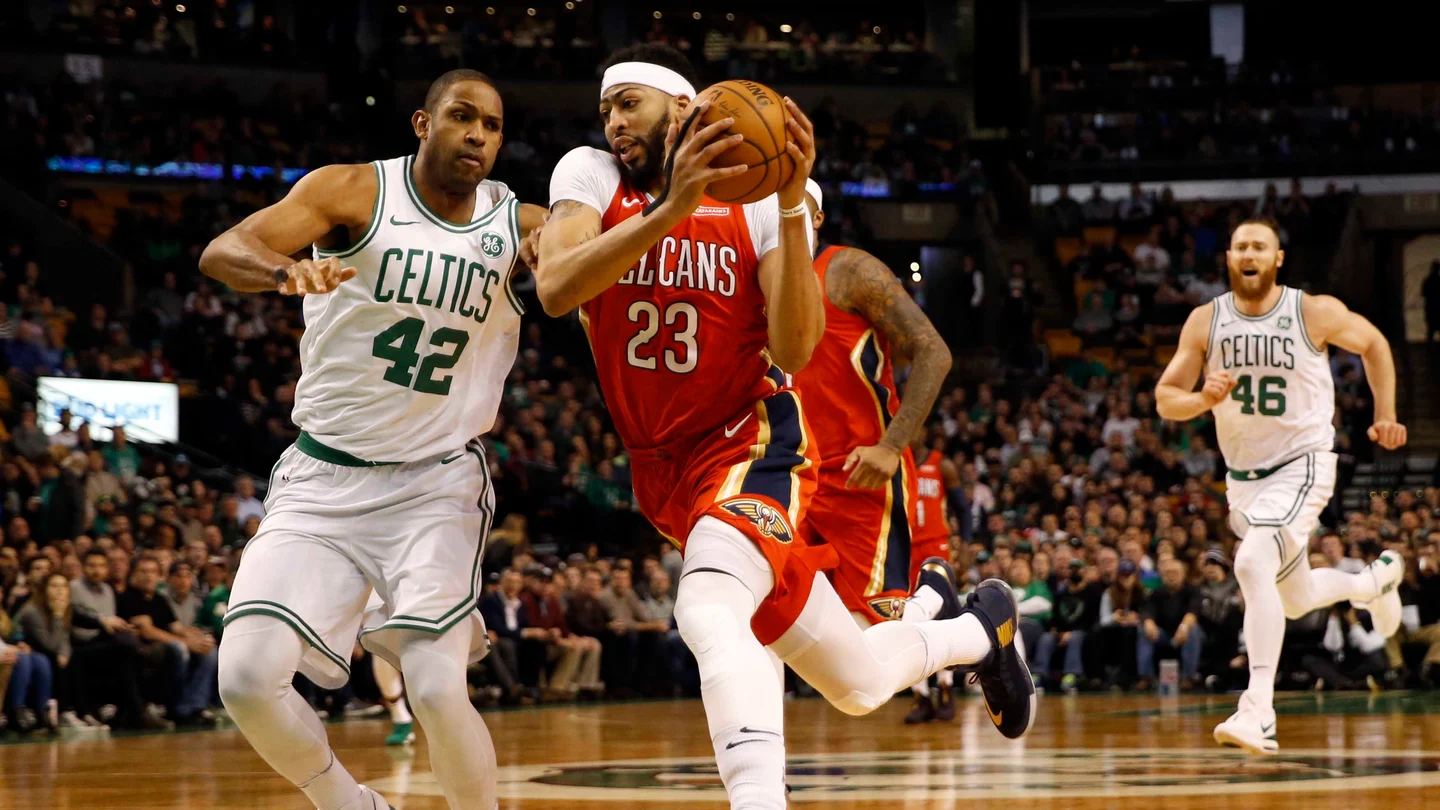 Anthony Davis entra a canasta ante la defensa de Al Horford Anthony Davis entra a canasta ante la defensa de Al Horford