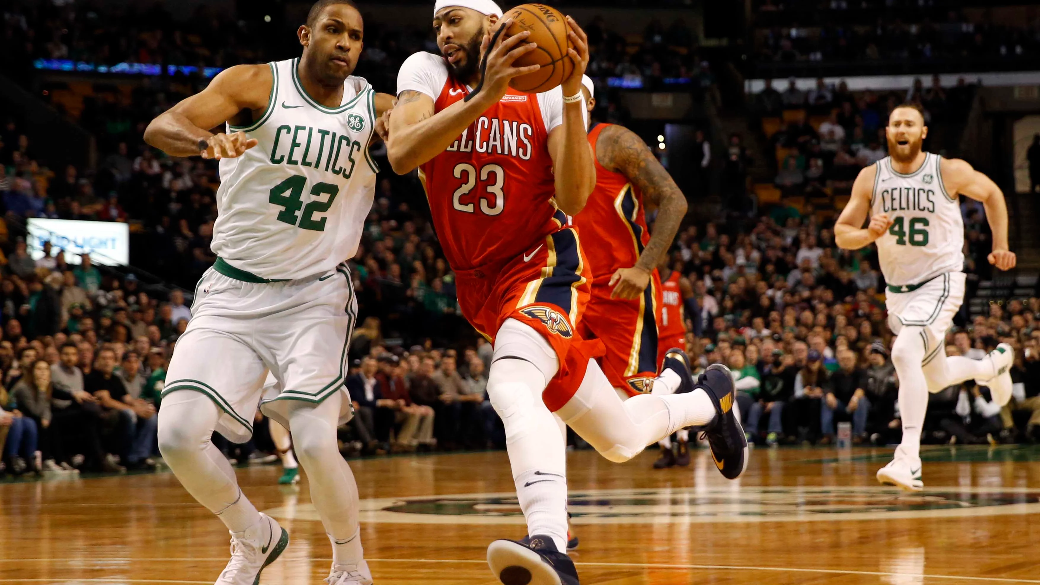 Anthony Davis entra a canasta ante la defensa de Al Horford