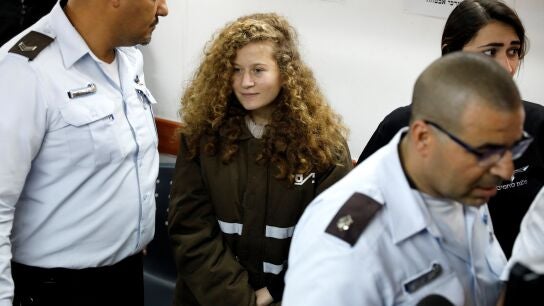 La ni&ntilde;a palestina Ahed Tamimi seguir&aacute; en prisi&oacute;n