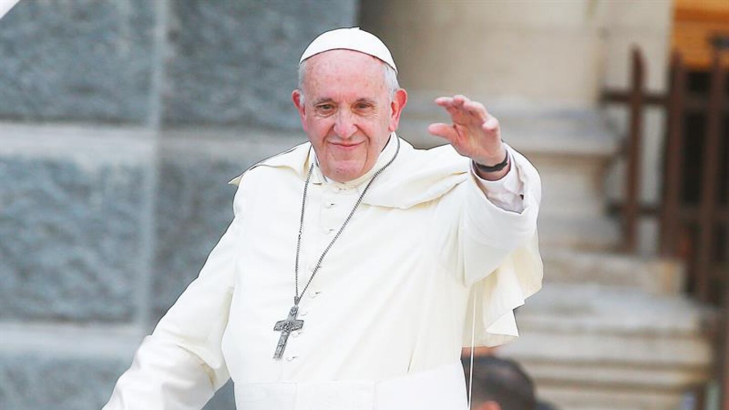 El papa Francisco saluda a los fieles a bordo de su papam&oacute;vil 