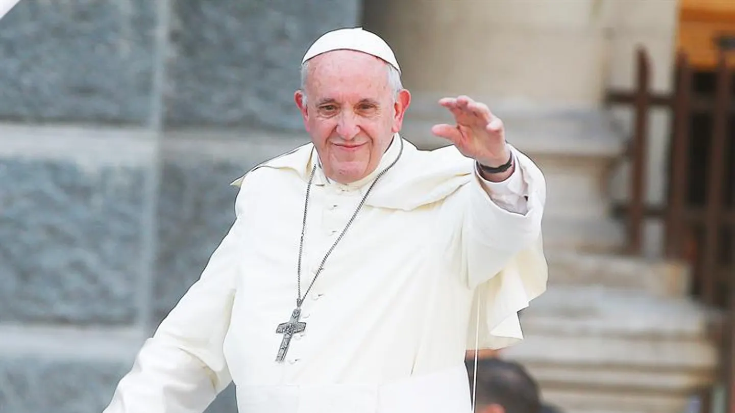 El papa Francisco saluda a los fieles a bordo de su papamóvil El papa Francisco saluda a los fieles a bordo de su papamóvil