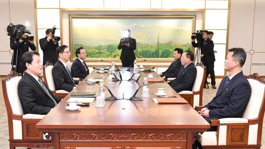Reunión entre las dos Coreas Fotografía cedida por el Ministerio de Unificación de Corea del Sur, que muestra al delegado jefe de Corea del Norte Jon Jong-su (2d) durante una reunión con el delegado jefe de Corea del Sur y viceministro de unificación Chun Hae-sung (2i), en la aldea de tregua de Panmunjom, (Corea del Norte)