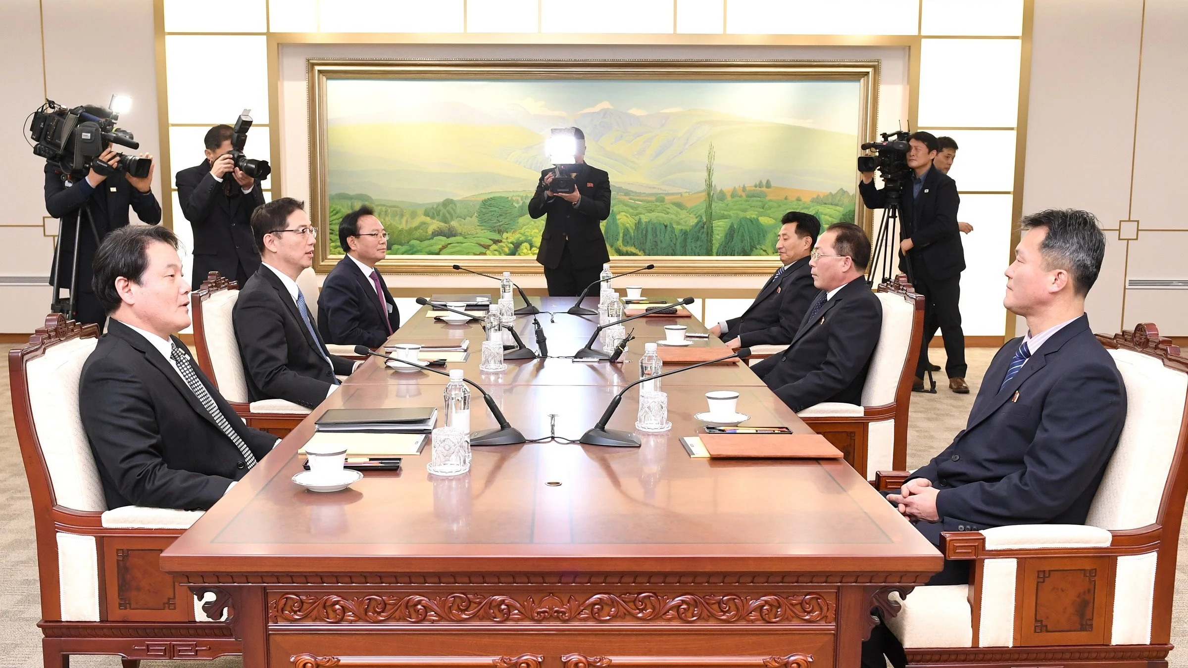 Fotografía cedida por el Ministerio de Unificación de Corea del Sur, que muestra al delegado jefe de Corea del Norte Jon Jong-su (2d) durante una reunión con el delegado jefe de Corea del Sur y viceministro de unificación Chun Hae-sung (2i), en la aldea de tregua de Panmunjom, (Corea del Norte)