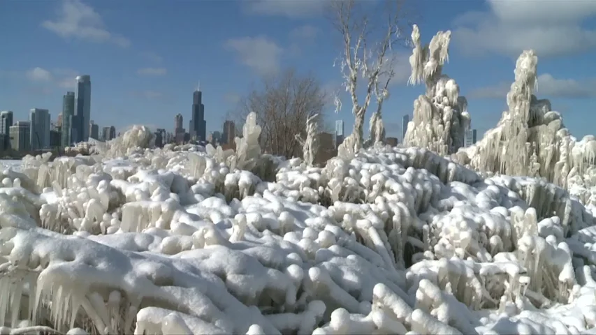 Hielo en las orillas del lago Michigan