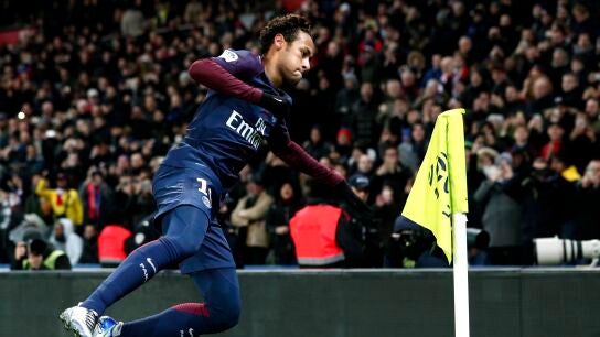 Neymar, acerc&aacute;ndose al bander&iacute;n para celebrar un gol ante el Dijon