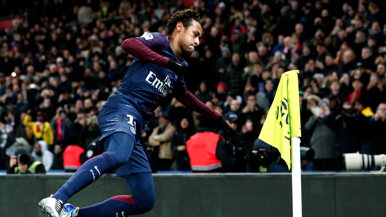 Neymar, acerc&aacute;ndose al bander&iacute;n para celebrar un gol ante el Dijon