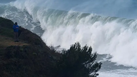 Un hombre fotografía las grandes olas que rompen ayer en la costa de la capital cántabra Un hombre fotografía las grandes olas que rompen ayer en la costa de la capital cántabra