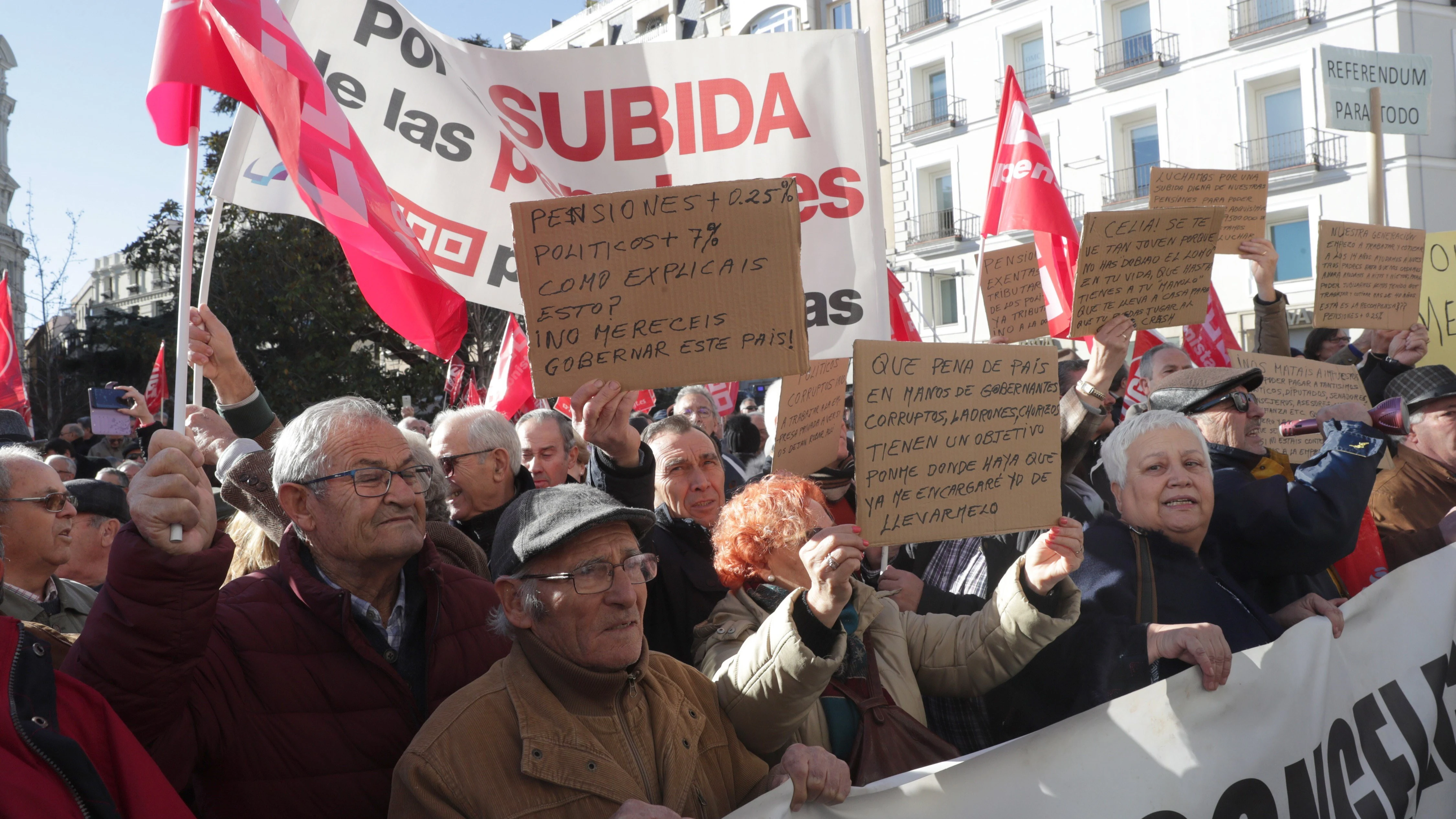 Centenares de jubilados piden a Báñez ante el Congreso subir las pensiones