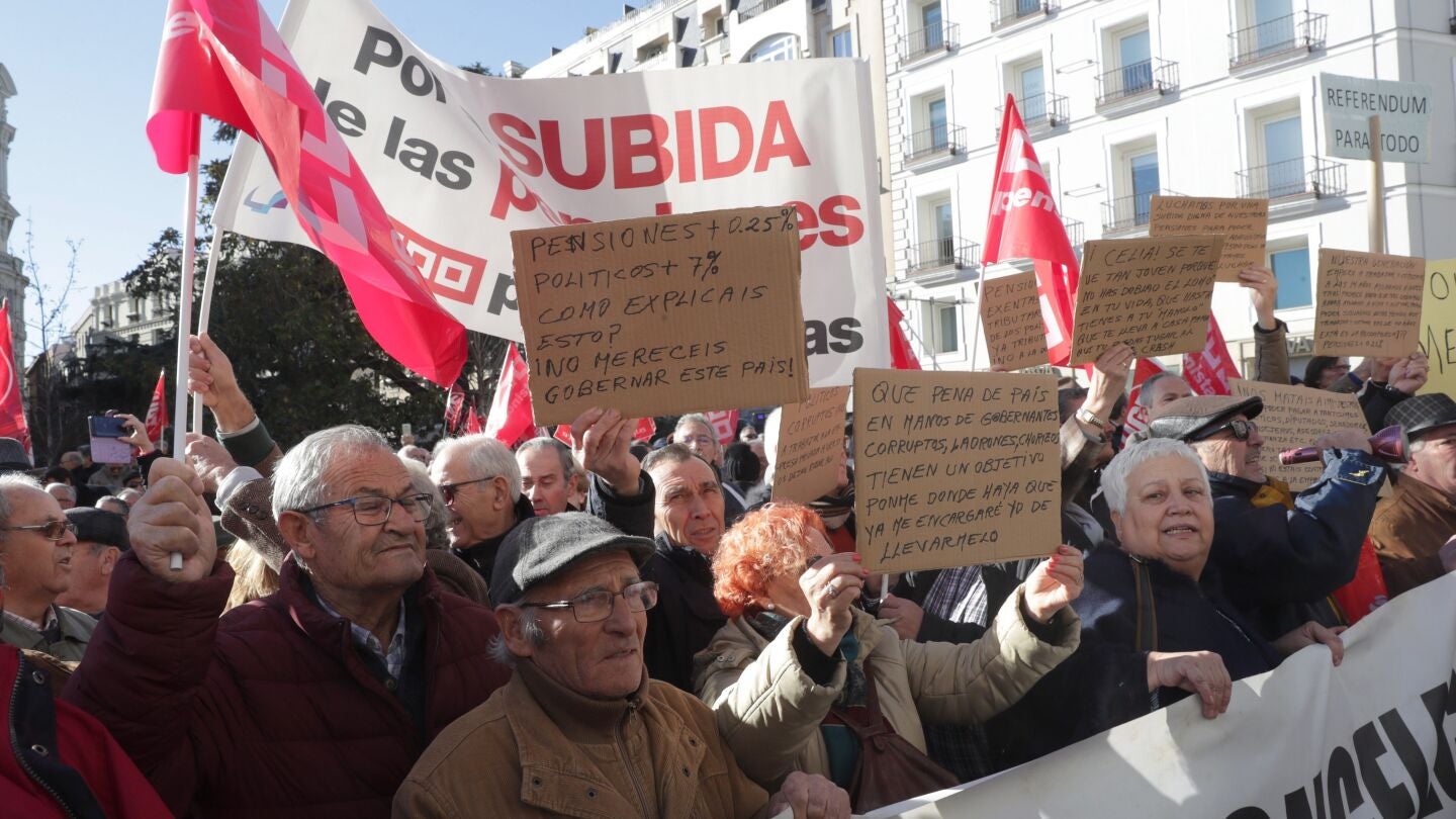 Pensionistas frente a las puertas del Congreso