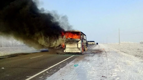 Una columna de humo se eleva desde un autobús por una carretera en Kazajistán Una columna de humo se eleva desde un autobús por una carretera en Kazajistán