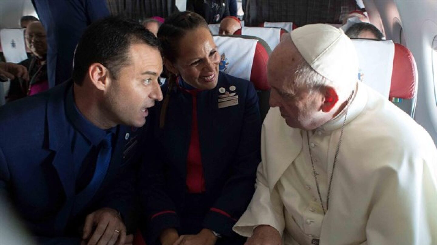El papa Francisco casa a dos tripulantes de un avi&oacute;n