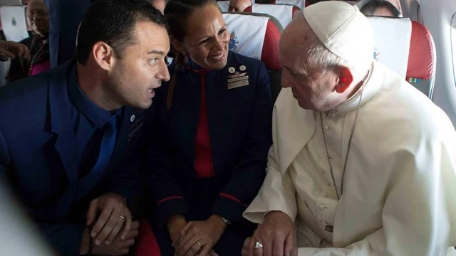 El papa Francisco casa a dos tripulantes de un avión