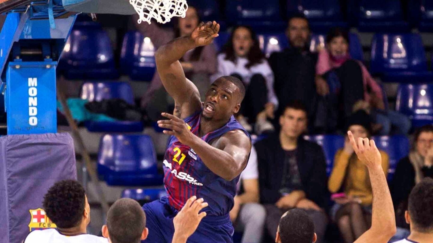 Sanders pelea un bal&oacute;n en el partido con el Barcelona