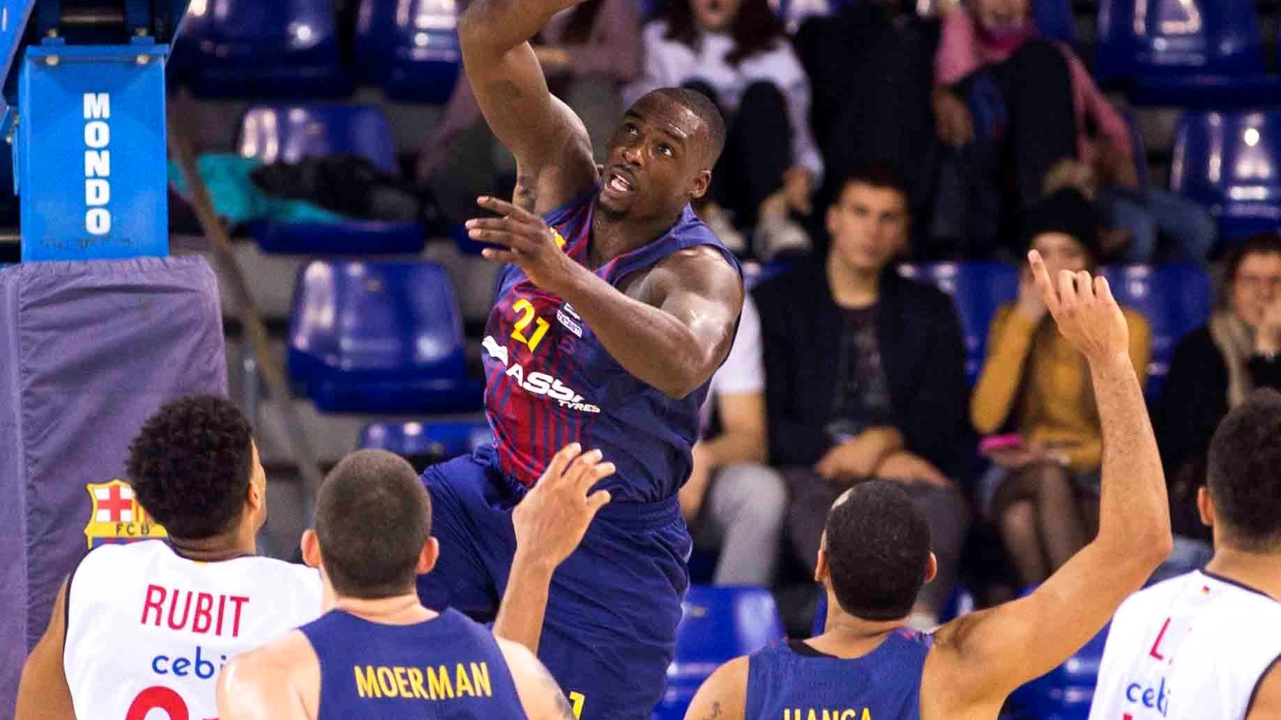 Sanders pelea un balón en el partido con el Barcelona