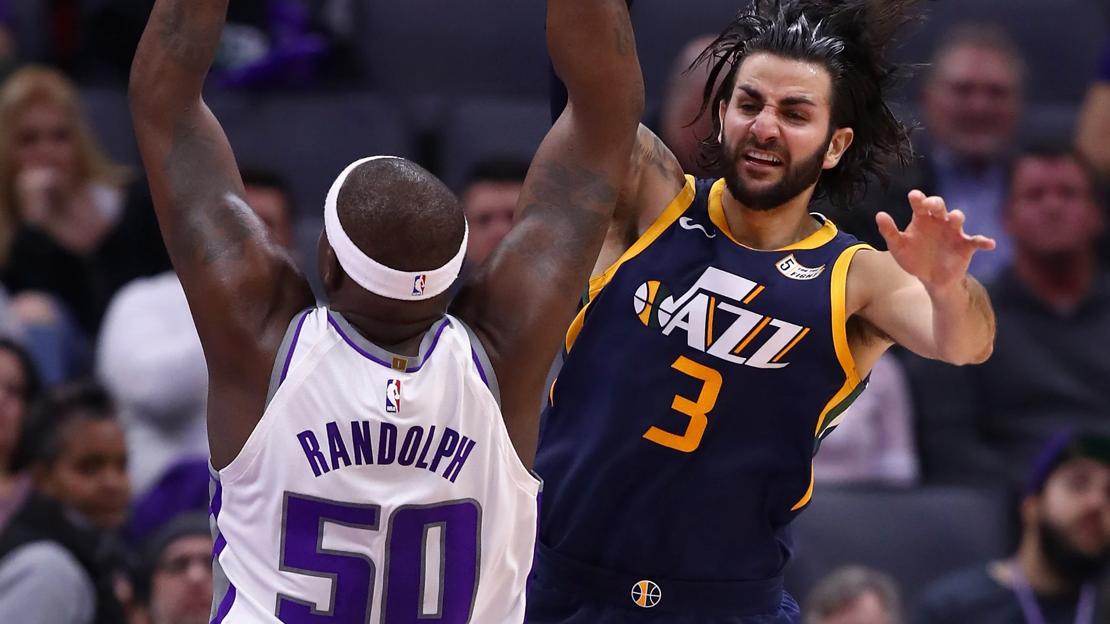 Ricky Rubio pasa ante la defensa de Zach Randolph