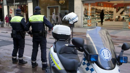 Dos agentes de la Policía Local en Vitoria Dos agentes de la Policía Local en Vitoria