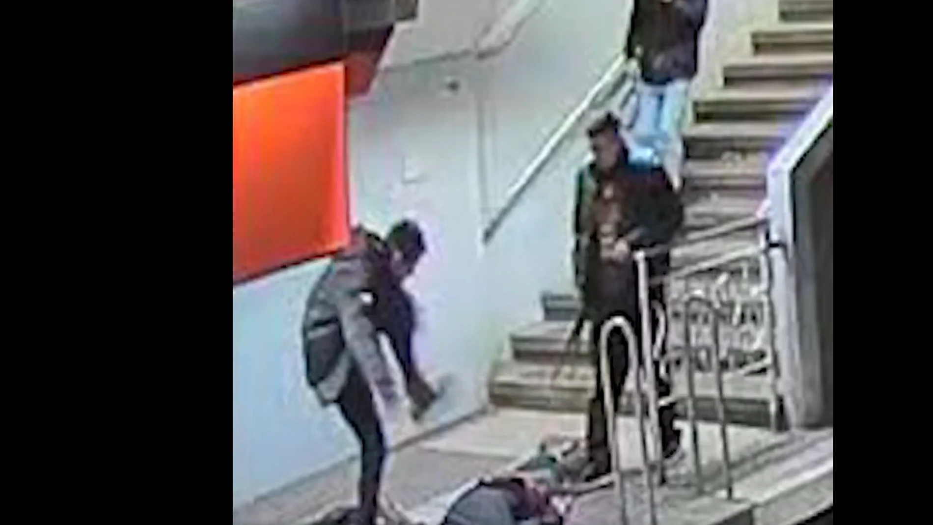 Imagen de la agresión captada por las cámaras de seguridad del metro
