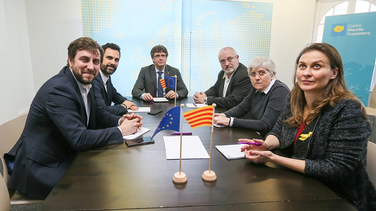 Carles Puigdemont, Roger Torrent,Clara Ponsatí, Lluís Puig, Meritxell Serret y Toni Comín 