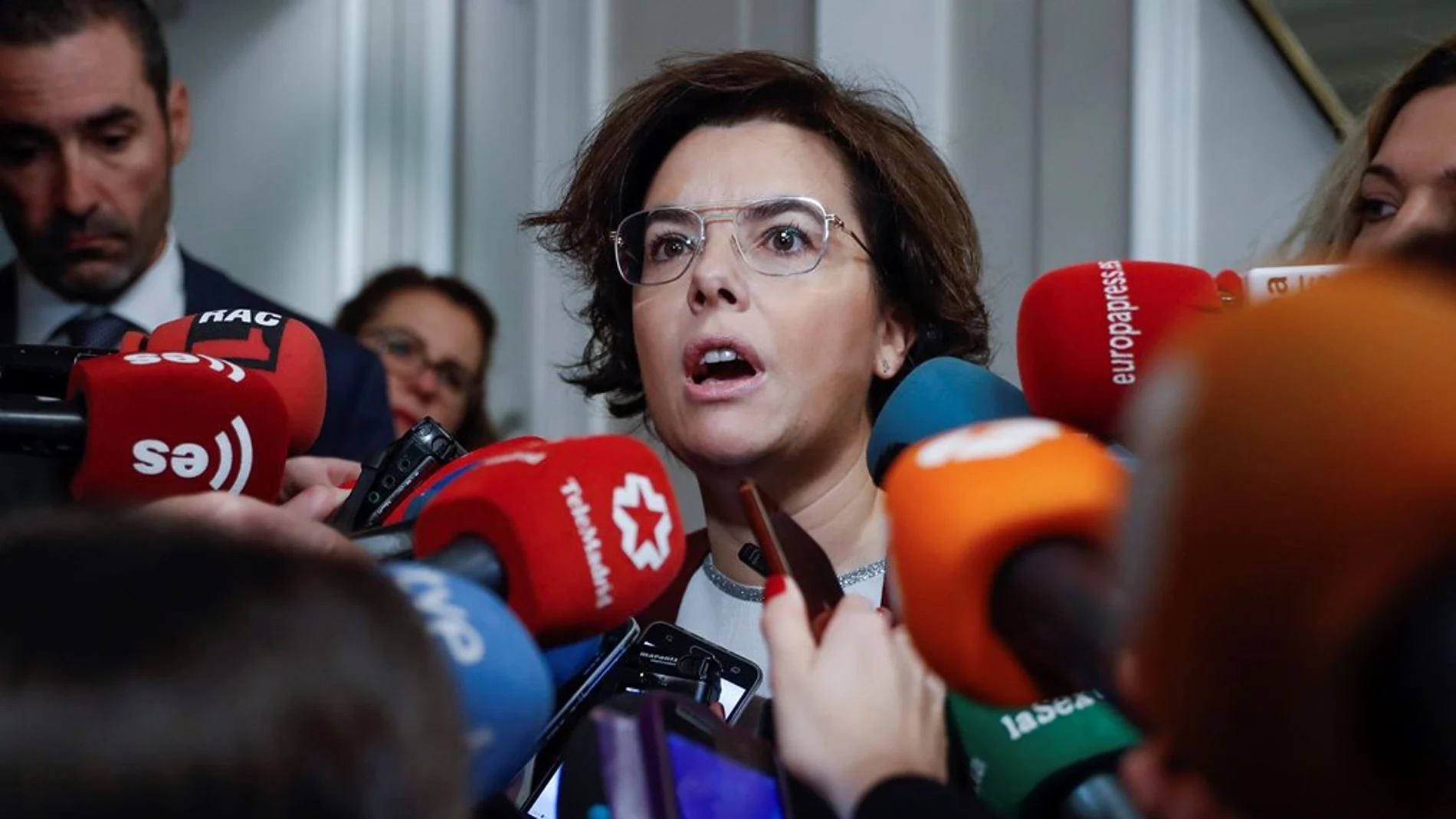 Soraya Sáenz de Santamaría respondiendo a los medios