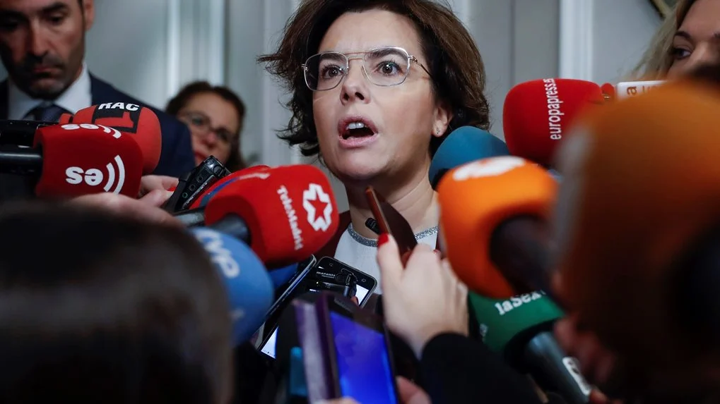 Soraya Sáenz de Santamaría respondiendo a los medios