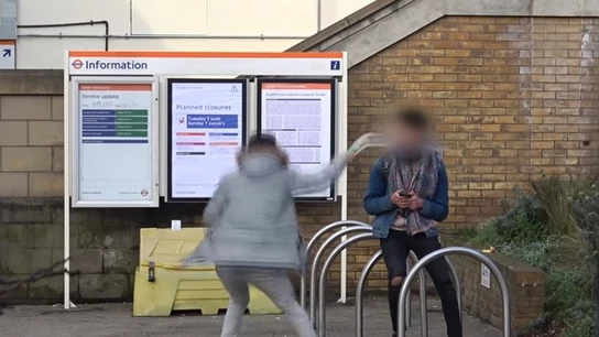 Broma de un joven lanzando agua a la gente Broma de un joven lanzando agua a la gente